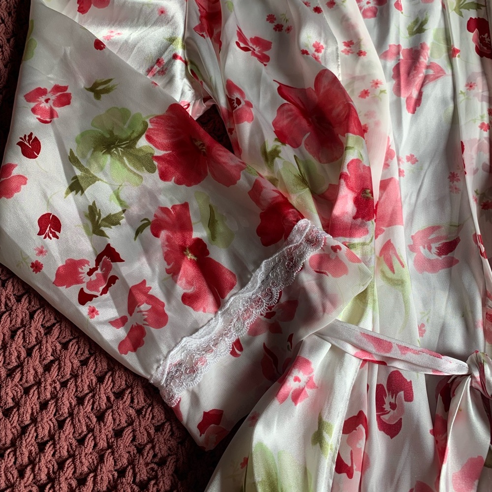 Vintage Silky Floral Robe - Picture 3 of 7